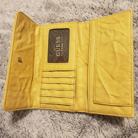 Yellow GUESS wallet - Picture 2 of 6